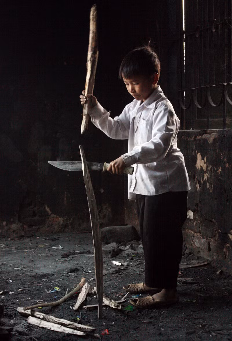 Em thì mang dao đi chẻ củi