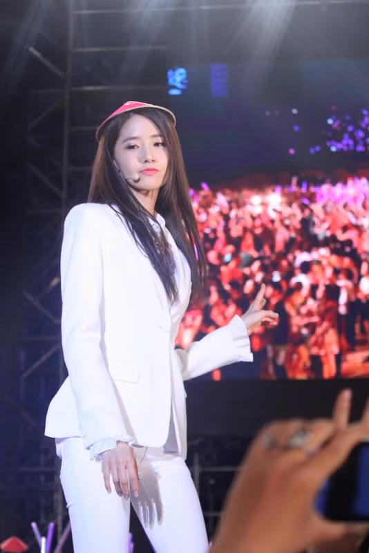 Yuri nhận một chiếc nón lá màu hồng từ khán giả và đội lên đầu, hành động đáng yêu này khiến fan Việt vô cùng hạnh phúc.