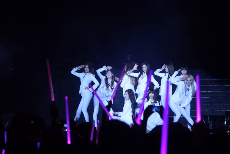 Và tiết mục của SNSD được coi là phần trình diễn được fan mong chờ nhất, 9 cô gái chọn trang phục trắng trong hai ca khúc mở màn Genie và Mr.Mr. Hàng ngàn fan hò reo và hát theo, được biết đây là những hit khá quen thuộc và gắn liền với tên tuổi của SNSD.
