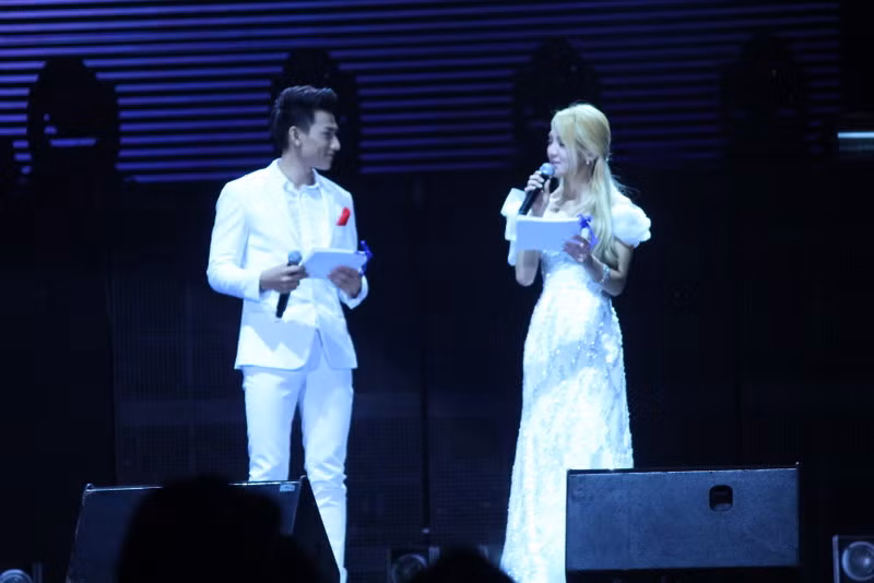 Hyoyeon và Isaac đều xuất hiện với trang phục trắng vô cùng nổi bật, cả 2 đảm nhận vai trò MC trong suốt chương trình.
