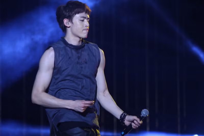 Nickhun là một trong những thành viên được săn đón nhất nhóm. Trong đêm nhạc anh còn gây bất ngờ khi chào fan bằng tiếng Việt.