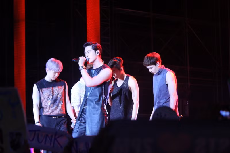 Sự xuất hiện bất ngờ và được chờ đợi từ rất lâu của 2PM khiến fan hò reo không dứt.
