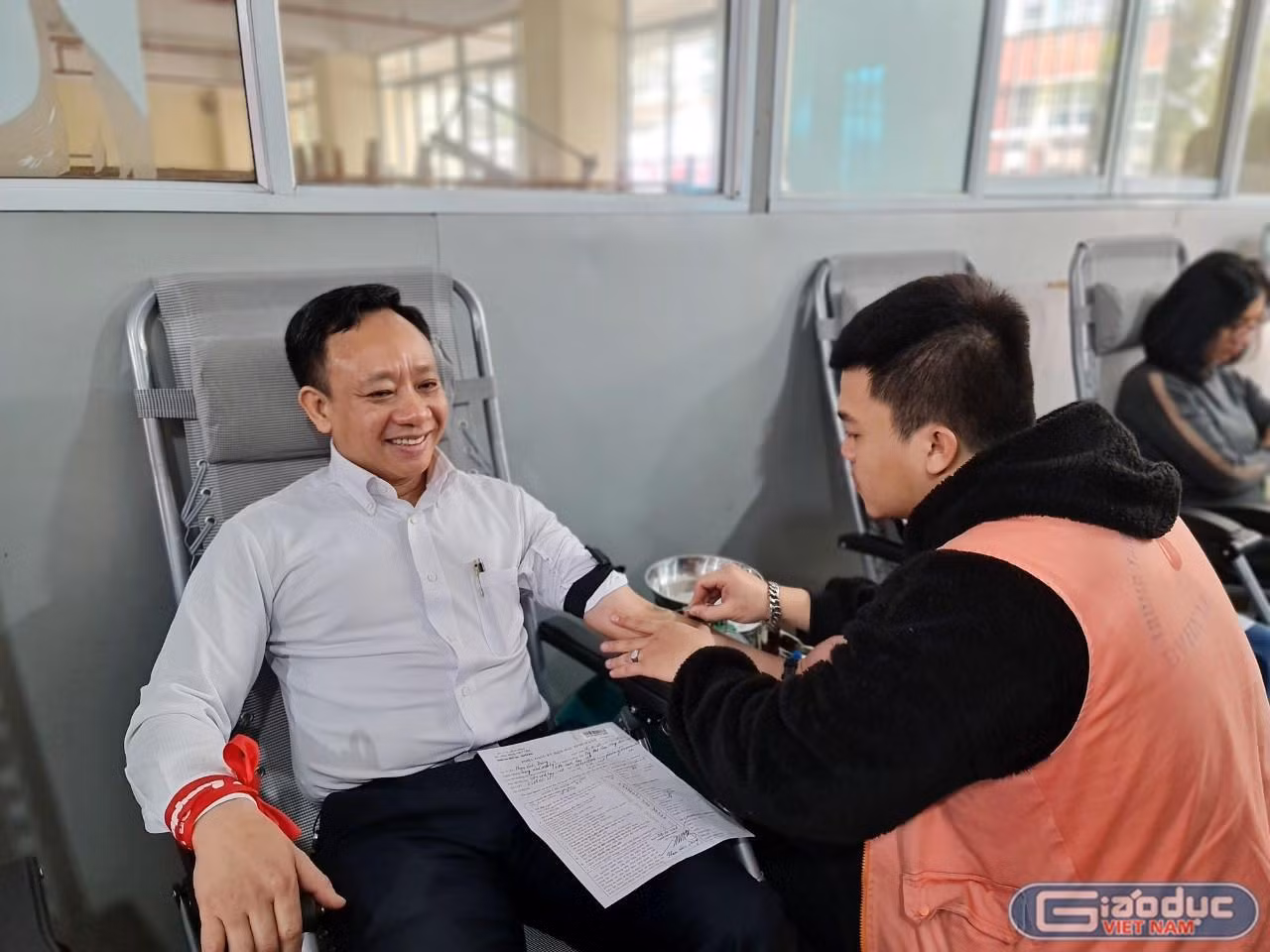 Phó giáo sư, Tiến sĩ Phạm Xuân Dương trong một lần hiến máu tại trường Đại học Hàng hải Việt Nam (Ảnh: LT)