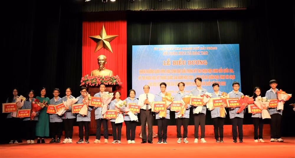 Lãnh đạo Sở Giáo dục và Đào tạo trao thưởng cho các em học sinh đạt giải Nhì (Ảnh: CTV)
