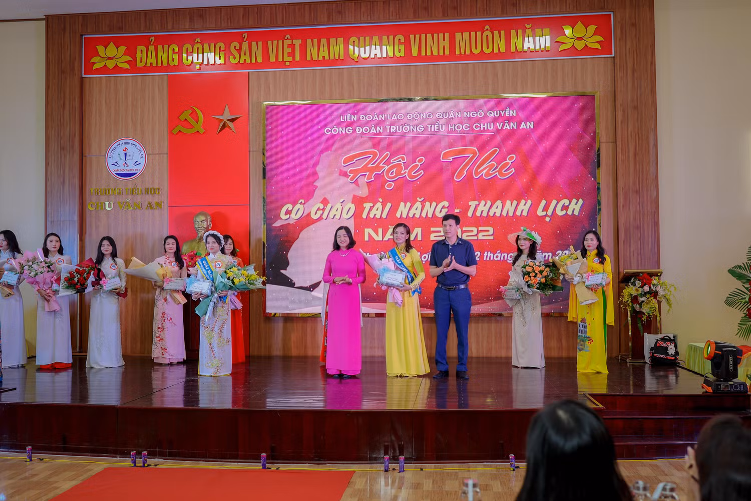 Lãnh đạo Ủy ban nhân dân quân Ngô Quyền trao giải cho các cô giáo tham gia hội thi (Ảnh: LT)