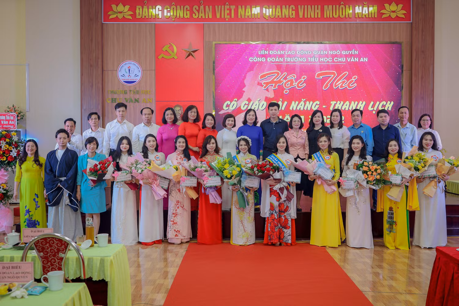 Các đại biểu chụp ảnh lưu niệm với các thí sinh (Ảnh: LT)