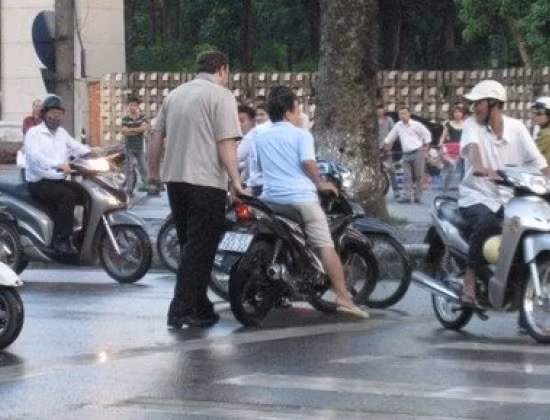 "Phải bức xúc lắm ông Tây mới làm như vậy". Ảnh chụp từ clip (nguồn internet)