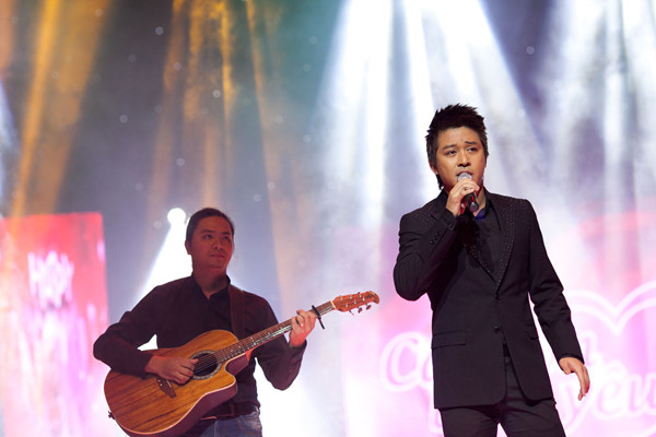 Tuấn Hưng thể hiện các ca khúc mới trong album mới phát hành "Đam mê", "Anh nhớ em" và cả những hit quen thuộc "Dĩ vãng cuộc tình", "Cầu vồng khuyết"...