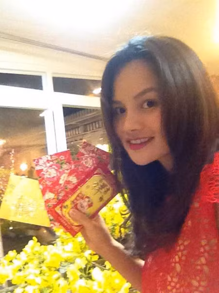 Vũ Thu Phương khoe bụng bầu một cách đầy hạnh phúc.