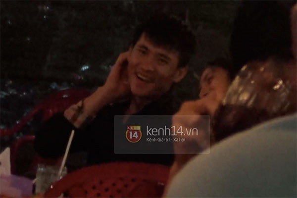 Công Vinh vui vẻ cười nói với Thủy Tiên