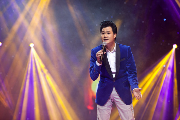 Quang Dũng lại đầy lãng mạn trong tình yêu khi thể hiện "Tình nhớ", "Còn ta với nồng nàn" và "Vì đó là em".
