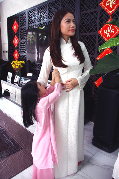 Công chúa nhỏ Bảo Tiên dù mới 4 tuổi nhưng đã biết giúp đỡ mẹ sửa lại trang phục và dọn dẹp nhà cửa đón xuân.