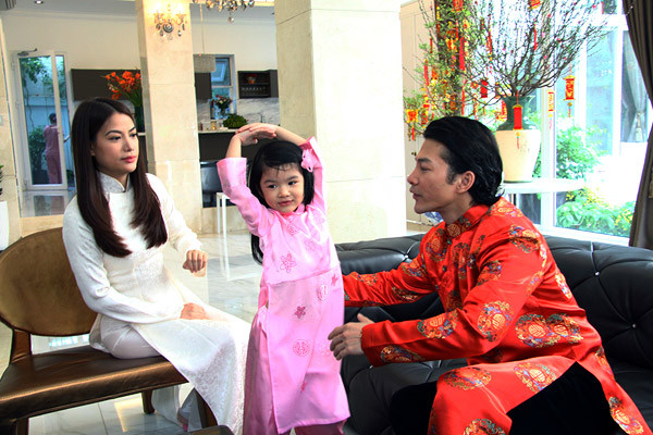 Cũng như mọi gia đình, năm nay, nam diễn viên "Giao lộ định mệnh" đã trang trí căn nhà với sắc đỏ của hoa đào, sắc vàng của hoa mai và nhiều câu đối cầu chúc những điều tốt đẹp cho năm mới.