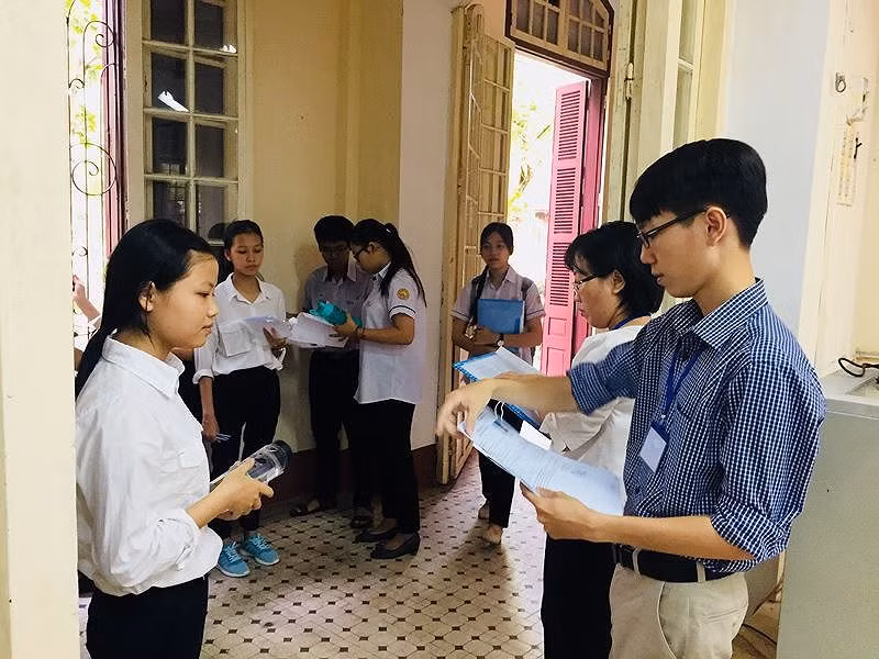 Các thí sinh được sử dụng máy ghi âm, ghi hình trong phòng thi (ảnh nguồn giaoduc.net.vn).
