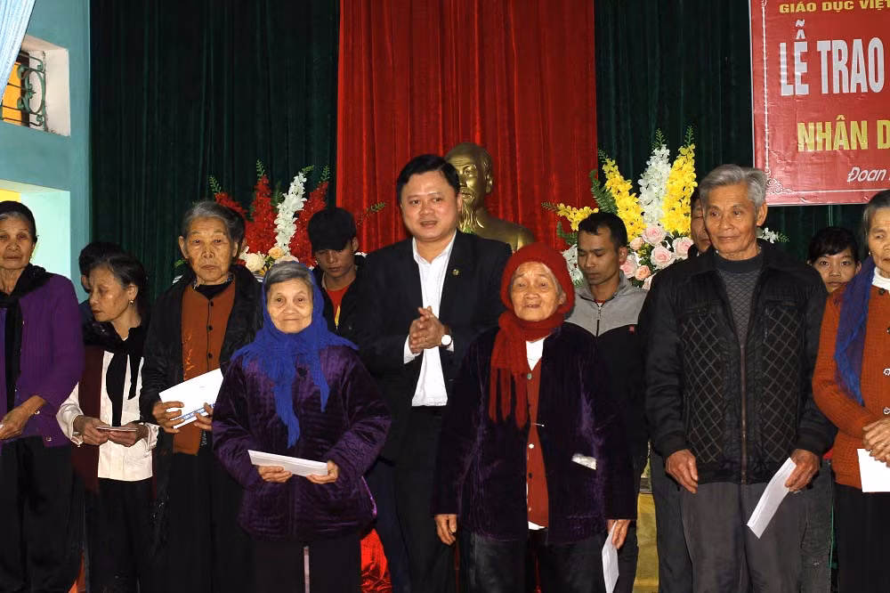 Theo ông Nguyễn Anh Hùng, món quà của Tổng Biên tập Nguyễn Tiến Bình là nguồn động viên tinh thần để bà con ăn Tết vui vẻ sum vầy (ảnh Trinh Phúc).
