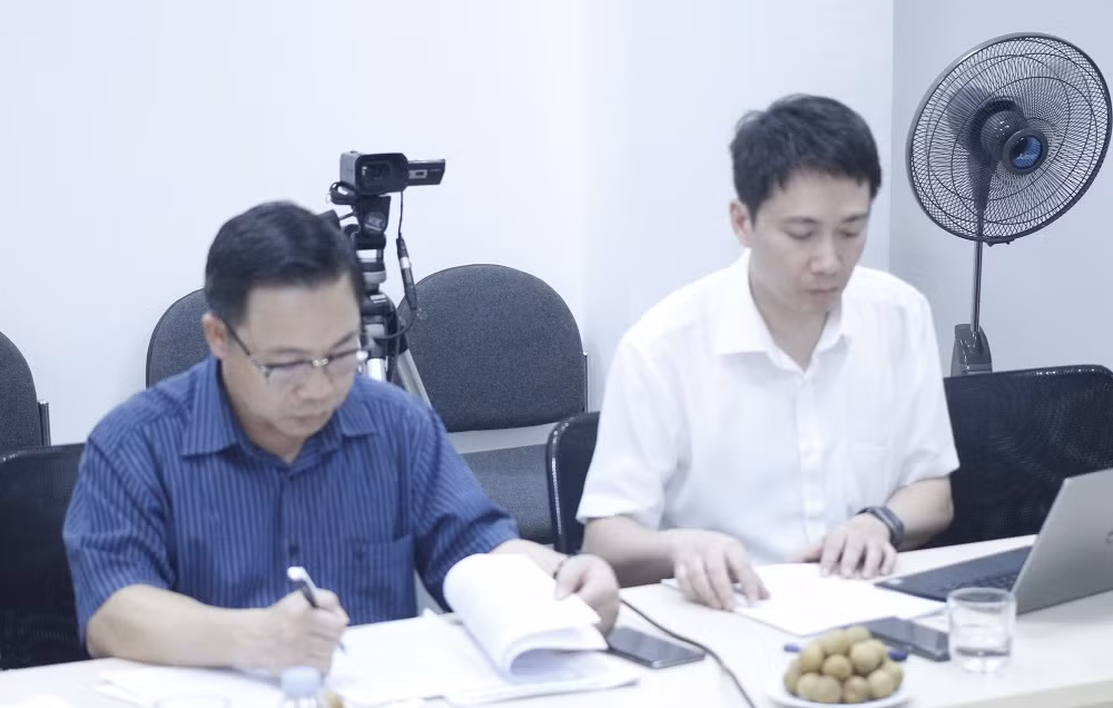 Đại biểu quốc hội Lưu Bình Nhưỡng (bên phải) và Cục trưởng Cục Hợp tác quốc tế - Bộ Giáo dục và Đào tạo - ông Phạm Quang Hưng (ảnh Trinh Phúc).