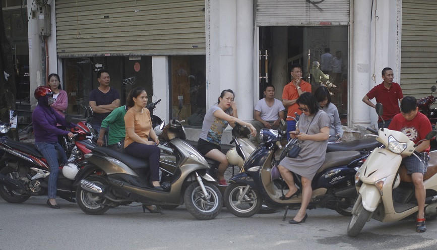 Những nét mặt lo âu của phụ huynh (ảnh Trinh Phúc). Những nét mặt lo âu của phụ huynh (ảnh Trinh Phúc).