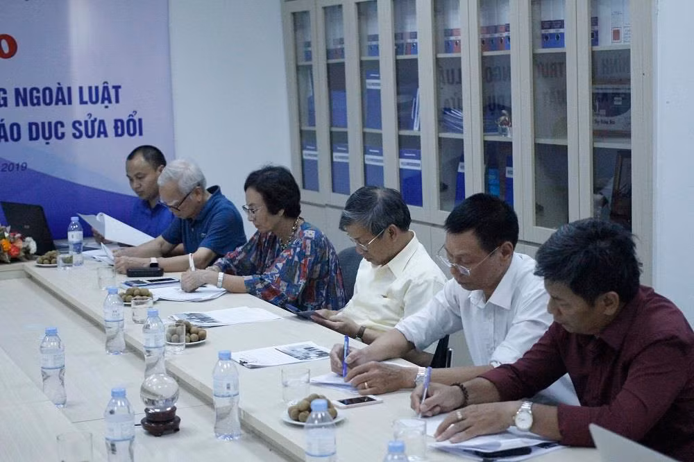 Các đại biểu tham dự đang tiến hành thảo luận các vấn đề xung quanh các loại hình nhà trường ngoài luật (ảnh Trinh Phúc).