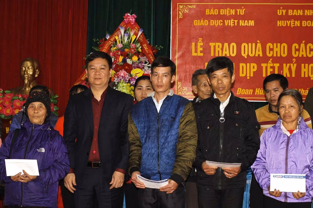 Ông Nguyễn Tiến Bình chụp ảnh với các hộ dân (ảnh Trinh Phúc).