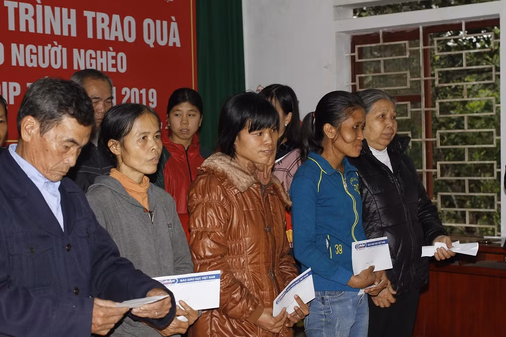 Khi trao tận tay những món quà này, Báo Điện tử Giáo dục Việt Nam mong muốn người nghèo có một cái Tết vui vẻ hơn (ảnh Trinh Phúc).
