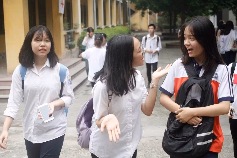 Các thí sinh vui vẻ rời phòng thi (ảnh Trinh Phúc). Các thí sinh vui vẻ rời phòng thi (ảnh Trinh Phúc).
