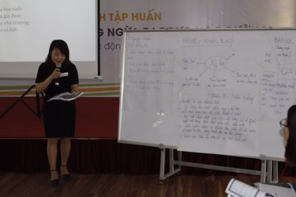 Các thầy cô chia sẻ với nhau về suy nghĩ và phương pháp hạn chế bạo lực học đường (ảnh Trinh Phúc).