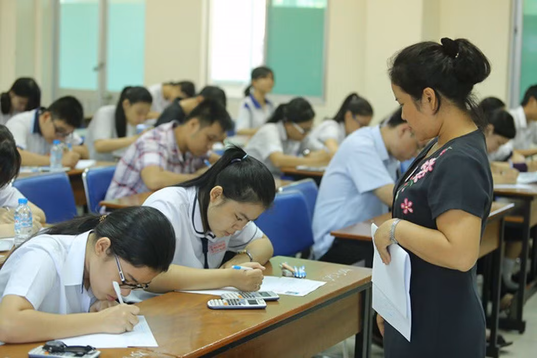 Cán bộ coi thi phải nắm rõ quy chế thi để thực hiện nhiệm vụ (ảnh minh họa - nguồn VTV). Cán bộ coi thi phải nắm rõ quy chế thi để thực hiện nhiệm vụ (ảnh minh họa - nguồn VTV).