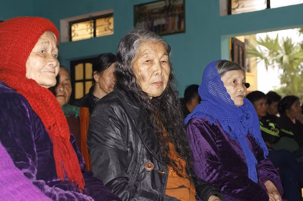 Món quá tuy nhỏ nhưng đó là tấm lòng của Tổng Biên tập Báo Điện tử Giáo dục Việt Nam và nhà tài trợ gửi đến bà con trong dịp Tết năm nay (ảnh Trinh Phúc).