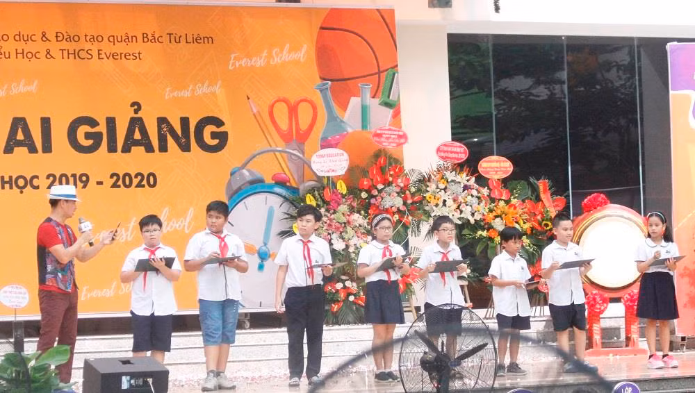 Việc xuất hiện của Nghệ sĩ ưu tú Xuân Bắc tại lễ khai giảng và tuyên tuyền chống bạo lực học đường bằng hình thức giao lưu, hỏi đáp đã mang lại cho buổi lễ rộn ràng tiếng cười (ảnh Trinh Phúc). Việc xuất hiện của Nghệ sĩ ưu tú Xuân Bắc tại lễ khai giảng và tuyên tuyền chống bạo lực học đường bằng hình thức giao lưu, hỏi đáp đã mang lại cho buổi lễ rộn ràng tiếng cười (ảnh Trinh Phúc).