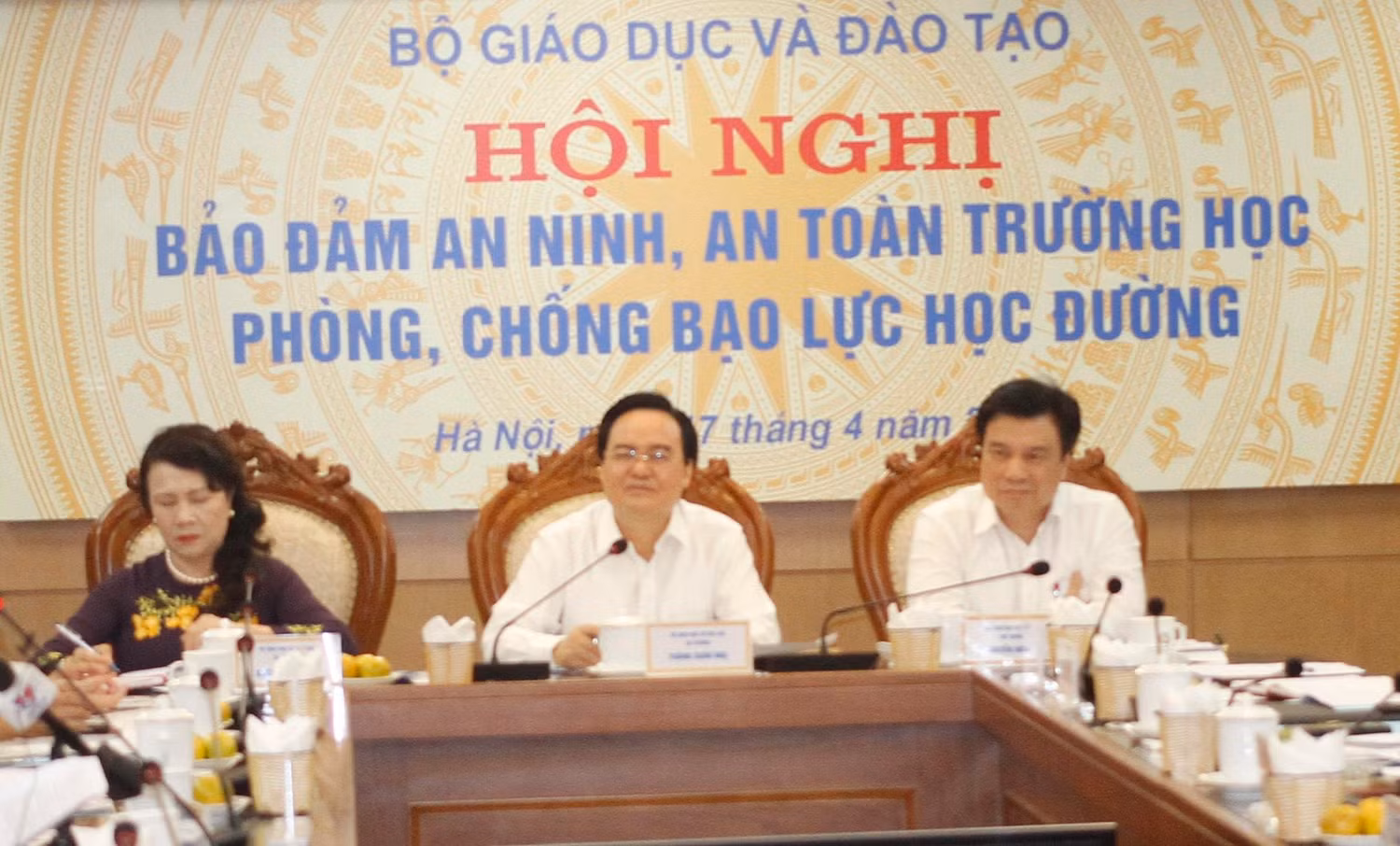 Bộ trưởng Nhạ nhấn mạnh: “Nếu xem nhẹ một khâu nào trong nguyên lý nhà trường - gia đình - xã hội thì công tác phòng chống bạo lực không cao (ảnh Trinh Phúc). Bộ trưởng Nhạ nhấn mạnh: “Nếu xem nhẹ một khâu nào trong nguyên lý nhà trường - gia đình - xã hội thì công tác phòng chống bạo lực không cao (ảnh Trinh Phúc).