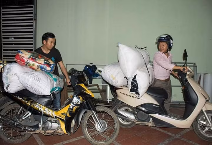 Những hình ảnh chân thực về thầy Võ Trí Hoàn, người nặng lòng với sự nghiệp trồng người trên cao nguyên đất đỏ (ảnh do bạn đọc cung cấp).