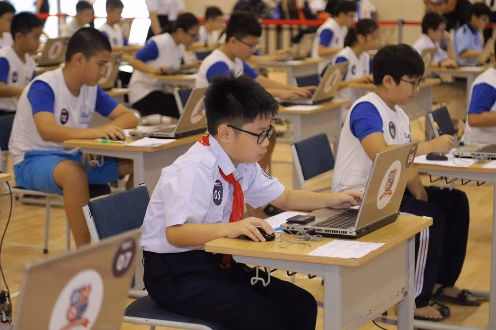 Trước khi tham gia vào phần thi hùng biện, các em nhỏ phải trãi qua bài kiểm tra trắc nghiệm đầy thử thách.