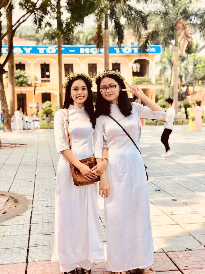 Trà My đã có một tuổi học trò rất chi là đẹp ở mái trường trung học phổ thông Hồng Thái, huyện Đan Phương, thành phố Hà Nội (ảnh do nhân vật cung cấp). Trà My đã có một tuổi học trò rất chi là đẹp ở mái trường trung học phổ thông Hồng Thái, huyện Đan Phương, thành phố Hà Nội (ảnh do nhân vật cung cấp).
