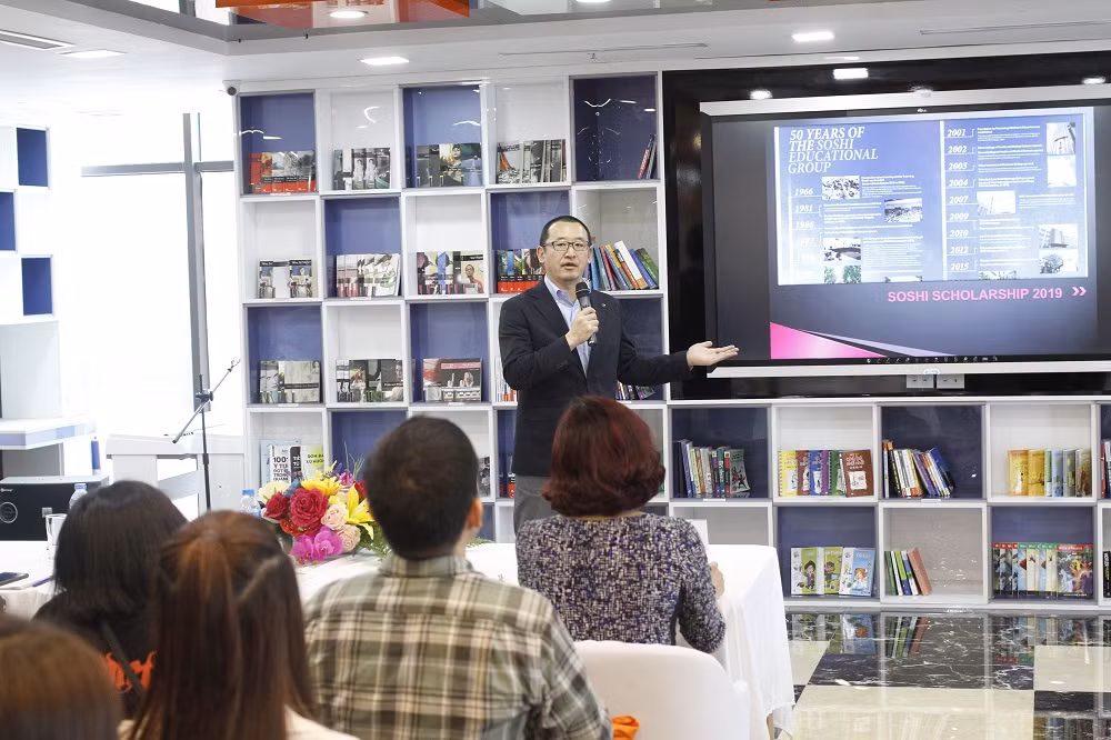 Đại diện của trường Đại học Quốc tế Thái Bình Dương chia sẻ về quản điểm giáo dục tới phụ huynh và học sinh tại buổi lễ (ảnh Trinh Phúc). Đại diện của trường Đại học Quốc tế Thái Bình Dương chia sẻ về quản điểm giáo dục tới phụ huynh và học sinh tại buổi lễ (ảnh Trinh Phúc).