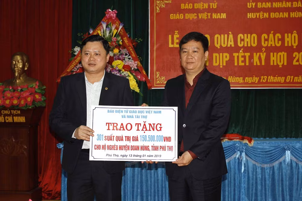 Ông Nguyễn Tiến Bình, Tổng Biên tập Báo Điện tử Giáo dục Việt Nam (phải) và ông Nguyễn Anh Hùng, Phó Chủ tịch huyện Đoan Hùng, tỉnh Phú Thọ (ảnh Trinh Phúc).