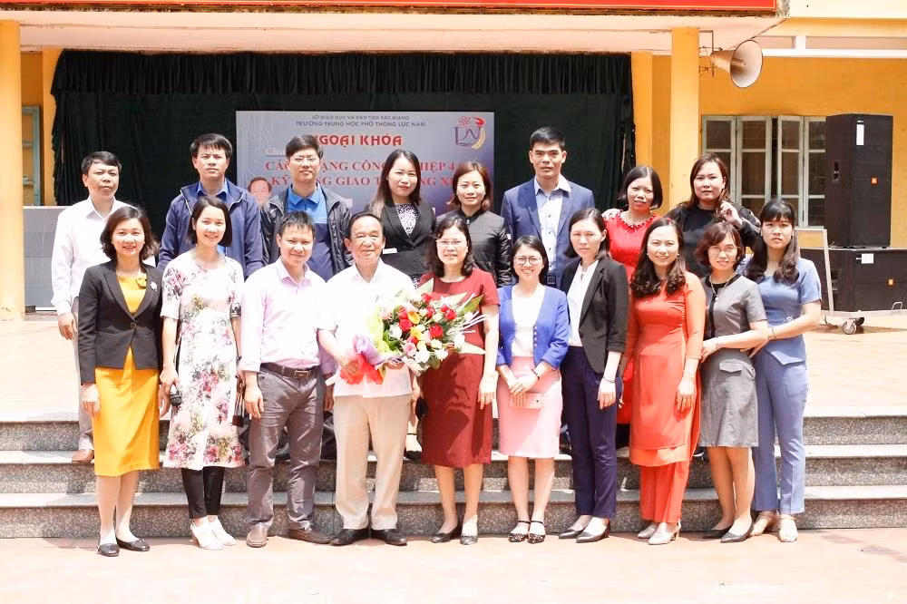 Thầy Nguyễn Lân Dũng chụp ảnh với thầy cô trường Trung học Phổ thông Lục Nam (ảnh Trinh Phúc). Thầy Nguyễn Lân Dũng chụp ảnh với thầy cô trường Trung học Phổ thông Lục Nam (ảnh Trinh Phúc).