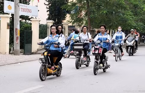 Thanh Hóa cho phép thu tiền trông giữ xe của học sinh nhưng cấm cha mẹ đóng góp