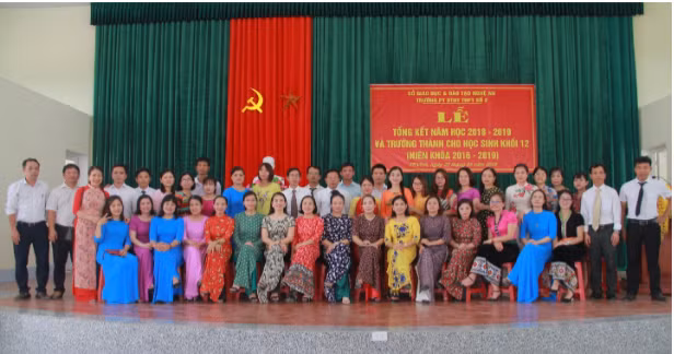Tập thể giáo viên trường Phổ thông dân tộc nội trú trung học phổ thông 2 Nghệ An (ảnh do thầy Mai Văn Đạt cung cấp).