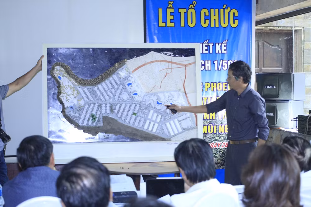 Đại diện đơn vị Tư vấn thiết kế kiến trúc i-AT trình bày ý tưởng thiết kế (ảnh Trinh Phúc). Đại diện đơn vị Tư vấn thiết kế kiến trúc i-AT trình bày ý tưởng thiết kế (ảnh Trinh Phúc).