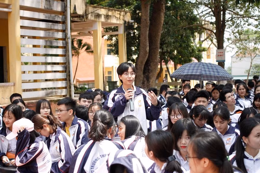 Các em học sinh quan tâm nhiều đến vấn đề chọn trường và ngành học sau khi rời ghế nhà trường phổ thông (ảnh Trinh Phúc). Các em học sinh quan tâm nhiều đến vấn đề chọn trường và ngành học sau khi rời ghế nhà trường phổ thông (ảnh Trinh Phúc).