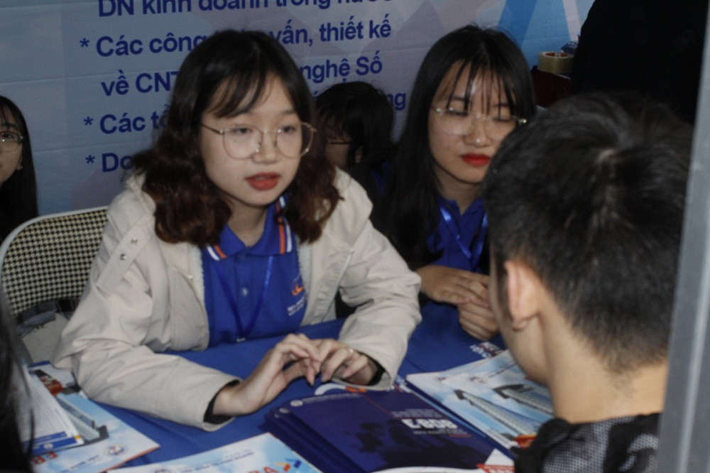 Năm nay đại học kinh tế Quốc dân mở ra nhiều ngành dạy học bằng tiếng Anh (ảnh chụp tại buổi tư vấn tuyển sinh - Trinh Phúc). Năm nay đại học kinh tế Quốc dân mở ra nhiều ngành dạy học bằng tiếng Anh (ảnh chụp tại buổi tư vấn tuyển sinh - Trinh Phúc).