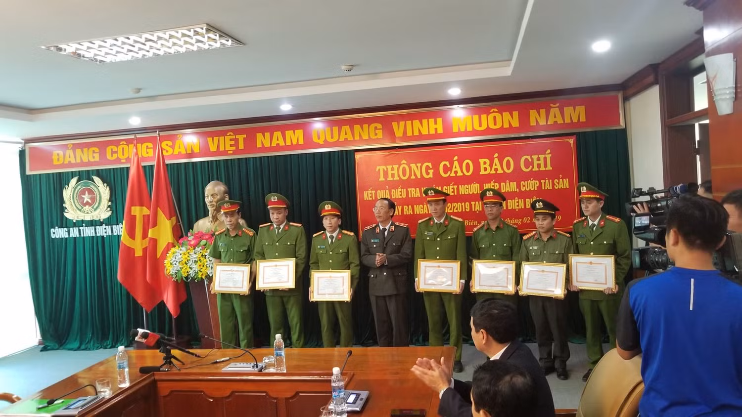 Chiều 18/2, lãnh đạo Ủy ban nhân dân tỉnh Điện Biên và Giám đốc Công an tỉnh Điện Biên đã trao bằng khen cho các chiến sĩ tham gia vụ án cô gái giao gà bị cướp, hiếp, giết (ảnh nguồn kinhtedothi.vn).