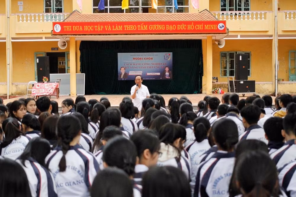 Thầy Nguyễn Lân Dũng trao đổi với các em học sinh về những thách thức và cơ hội trong thời đại cách mạng công nghiệp 4.0 (ảnh Trinh Phúc). Thầy Nguyễn Lân Dũng trao đổi với các em học sinh về những thách thức và cơ hội trong thời đại cách mạng công nghiệp 4.0 (ảnh Trinh Phúc).
