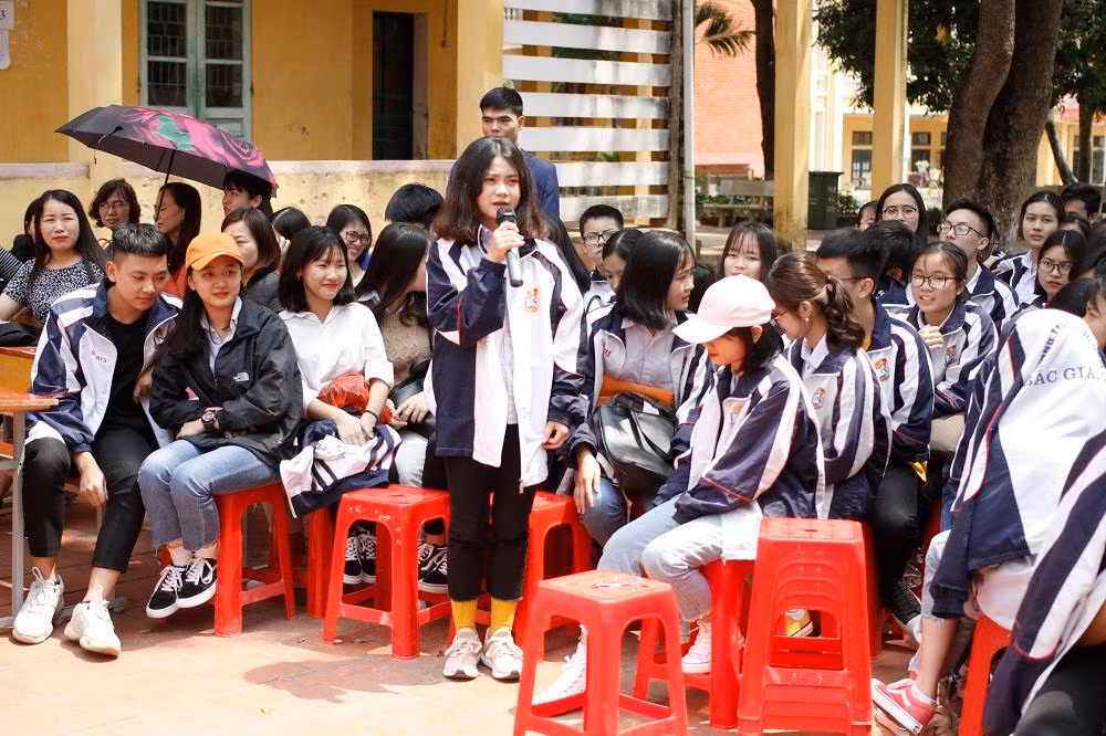 Học sinh trường trung học phổ thông Lục Nam bày tỏ thắc mắc với thầy Nguyễn Lân Dũng có nên chọn nghề theo sở thích hay theo xu hướng (ảnh Trinh Phúc). Học sinh trường trung học phổ thông Lục Nam bày tỏ thắc mắc với thầy Nguyễn Lân Dũng có nên chọn nghề theo sở thích hay theo xu hướng (ảnh Trinh Phúc).