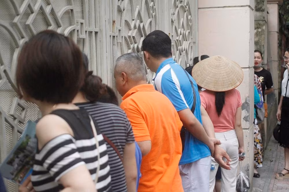 Đây là hình ảnh được chụp tại trường Trung học phổ thông Phạm Hồng Thái, Ba Đình, Hà Nội khi các phụ huynh ngóng tin con khi buổi thi đang diễn ra (ảnh Trinh Phúc).