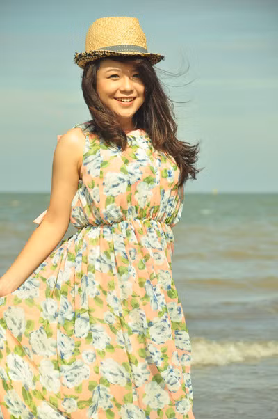 Thái Trinh khoe vẻ yêu kiều trong chiếc váy hoa. Thái Trinh khoe vẻ yêu kiều trong chiếc váy hoa.
