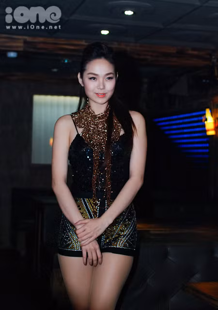 Tối 30/10, trong buổi biểu diễn tại một câu lạc bộ ở Hà Nội, người đẹp 'Một vòng trái đất' đã thu hút sự chú ý ngay từ khi xuất hiện.