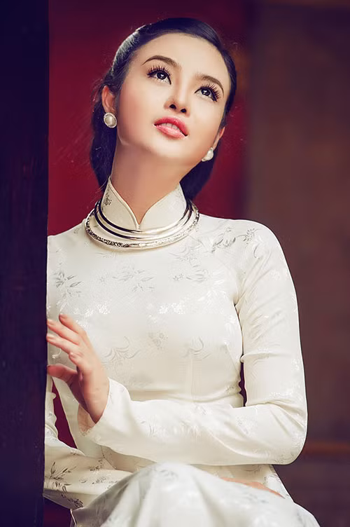Cô trải lòng về các scandal: “Tôi thực sự cảm thấy buồn vì giờ mình bị mang tiếng. Một phần là tôi chưa cởi mở với báo chí để họ có cái nhìn đa chiều hơn về mình. Tôi hi vọng trong tương lai gần, mọi người sẽ hiểu tôi hơn. Tuổi trẻ ai cũng ham vui, ham chơi nhưng không có nghĩa tôi chỉ biết ăn và chơi. Sống ở Mỹ hay Việt Nam, tôi vẫn tự lập bằng công việc kinh doanh thời trang.” (Theo Kiến thức) Cô trải lòng về các scandal: “Tôi thực sự cảm thấy buồn vì giờ mình bị mang tiếng. Một phần là tôi chưa cởi mở với báo chí để họ có cái nhìn đa chiều hơn về mình. Tôi hi vọng trong tương lai gần, mọi người sẽ hiểu tôi hơn. Tuổi trẻ ai cũng ham vui, ham chơi nhưng không có nghĩa tôi chỉ biết ăn và chơi. Sống ở Mỹ hay Việt Nam, tôi vẫn tự lập bằng công việc kinh doanh thời trang.” (Theo Kiến thức)