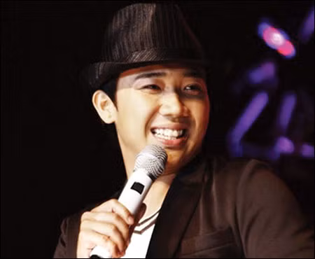 Về chuyện riêng, anh cho biết: “Nếu bây giờ người ta chịu cho cưới thì tôi sẽ cưới thôi. Tôi đã có sự nghiệp vững chắc rồi, không nói quá giàu nhưng đã đủ nền tảng. Với điều kiện tôi phải gặp được người bạn gái tốt, đàng hoàng, đủ cho tôi đặt niềm tin. Hôn nhân là sự ràng buộc giữa hai con người, phải đồng nhất về tư tưởng và cách cư xử mới ở với nhau được. Tôi thích bạn gái biết lắng nghe theo cả nghĩa đen lẫn nghĩa bóng, nghĩa là khi người ta đã “lắng” rồi, thì “nghe” mới hiểu.” (Theo Mốt&Cuộc sống) Về chuyện riêng, anh cho biết: “Nếu bây giờ người ta chịu cho cưới thì tôi sẽ cưới thôi. Tôi đã có sự nghiệp vững chắc rồi, không nói quá giàu nhưng đã đủ nền tảng. Với điều kiện tôi phải gặp được người bạn gái tốt, đàng hoàng, đủ cho tôi đặt niềm tin. Hôn nhân là sự ràng buộc giữa hai con người, phải đồng nhất về tư tưởng và cách cư xử mới ở với nhau được. Tôi thích bạn gái biết lắng nghe theo cả nghĩa đen lẫn nghĩa bóng, nghĩa là khi người ta đã “lắng” rồi, thì “nghe” mới hiểu.” (Theo Mốt&Cuộc sống)