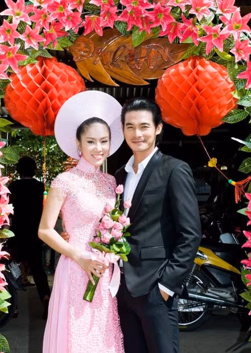 Quách Ngọc Ngoan chia sẻ về cuộc sống gia đình: “Đối với một người độc thân và sau khi có vợ thì hoàn toàn khác nhau. Khác ở đây là giờ mình không chỉ sống cho riêng bản thân mình mà phải lo lắng và vun đắp hạnh phúc cho gia đình nhỏ. Có con thì niềm hạnh phúc được nhân lên gấp bội, nhưng trách nhiệm của mình cũng vì thế mà nhiều hơn. Còn công việc của tôi thì vẫn vậy, cũng không có gì khác cả.” Quách Ngọc Ngoan chia sẻ về cuộc sống gia đình: “Đối với một người độc thân và sau khi có vợ thì hoàn toàn khác nhau. Khác ở đây là giờ mình không chỉ sống cho riêng bản thân mình mà phải lo lắng và vun đắp hạnh phúc cho gia đình nhỏ. Có con thì niềm hạnh phúc được nhân lên gấp bội, nhưng trách nhiệm của mình cũng vì thế mà nhiều hơn. Còn công việc của tôi thì vẫn vậy, cũng không có gì khác cả.”